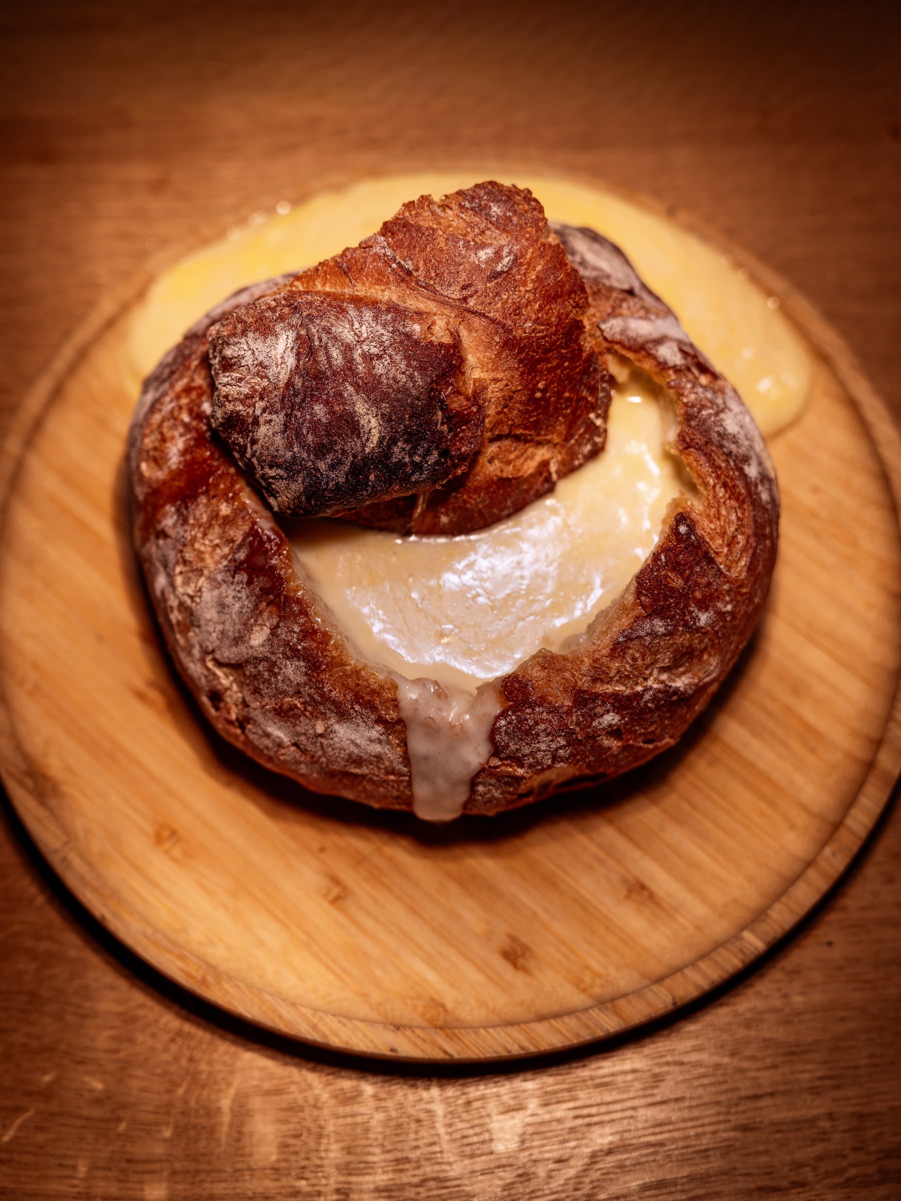 Fondue savoiana servida en un pa cruixent