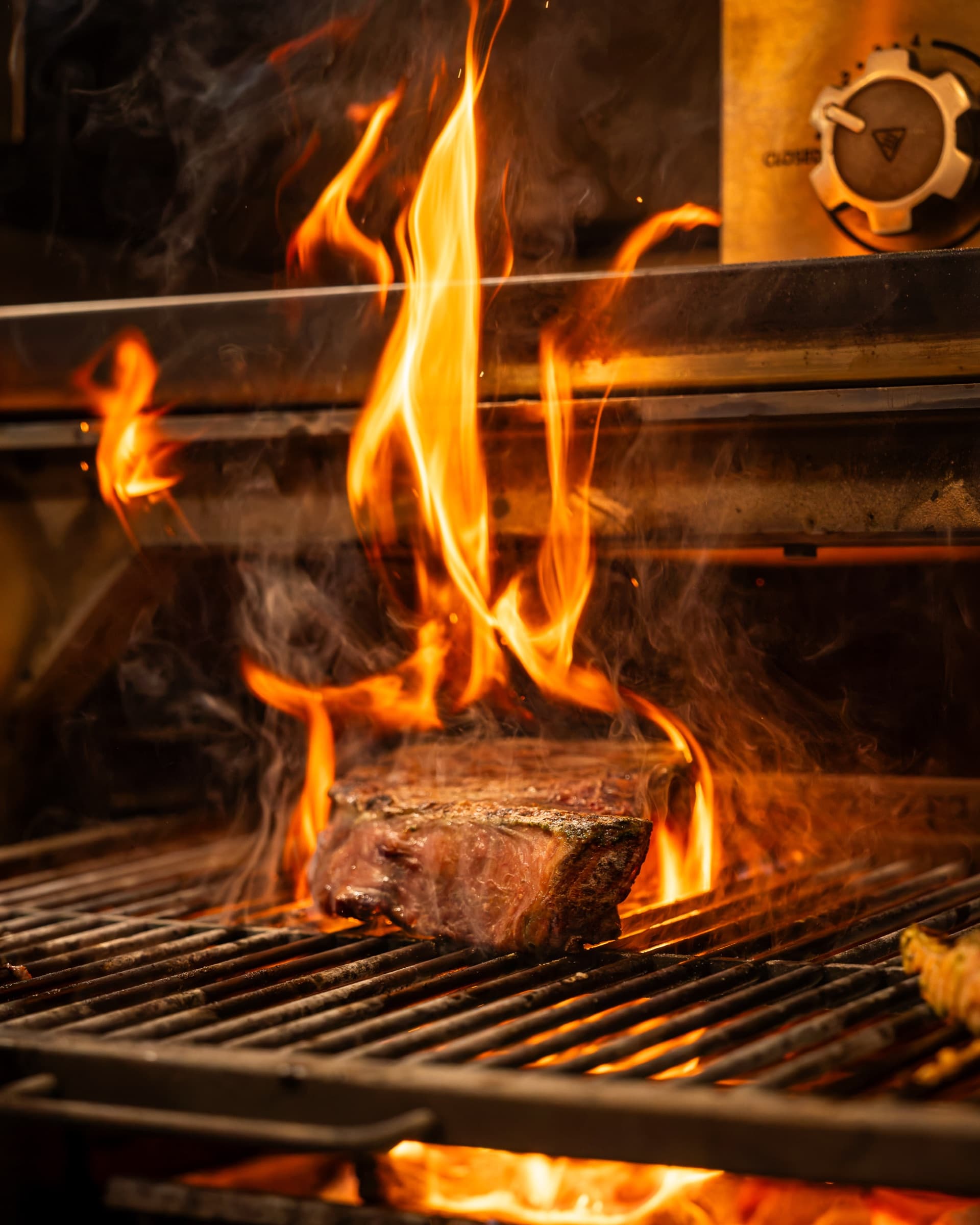 Peça de vedella segellada entre les flames de la brasa Josper