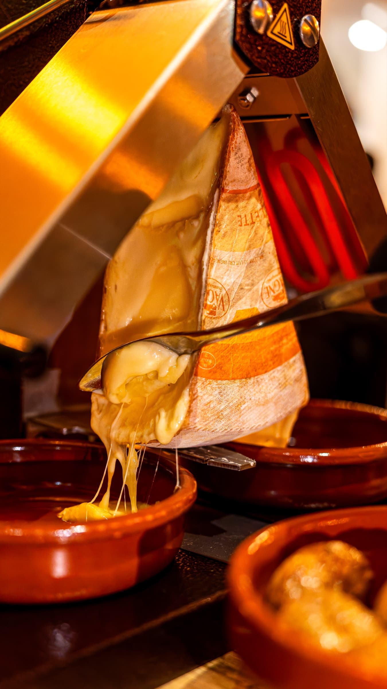 Raclette: el formatge es fon i cau a la cassoleta