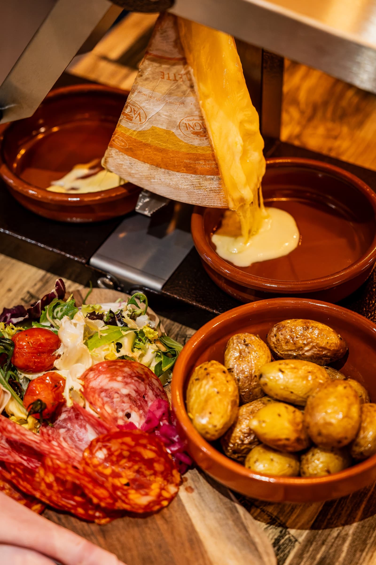 Raclette amb safata d’embotits i patates grenalla
